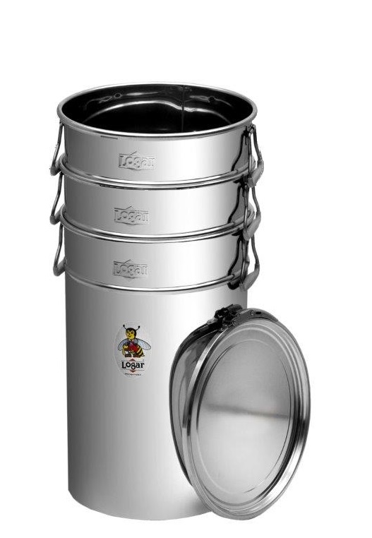 Sztaplowane pojemniki magazynowe